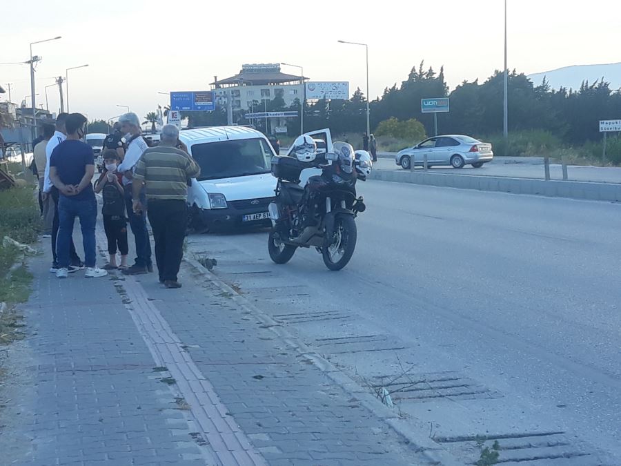 UYUŞTURUCU TAŞIYAN ARAÇ DUR İHTARINA UYMAYINCA VURULARAK DURDURULDU