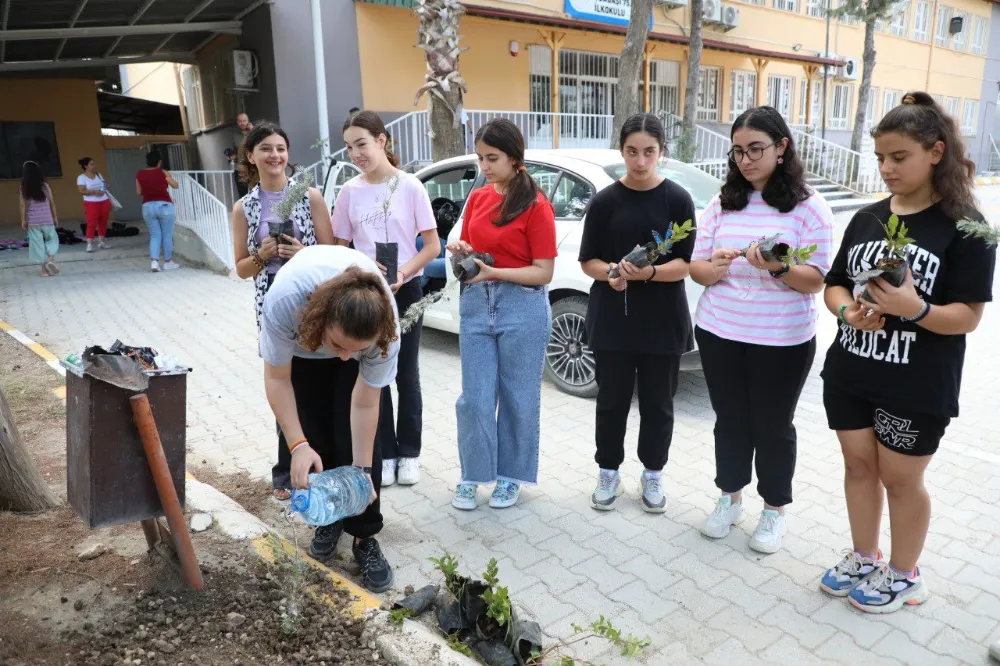 ÇOCUKLAR FİDANLARI TOPRAKLA BULUŞTURDU