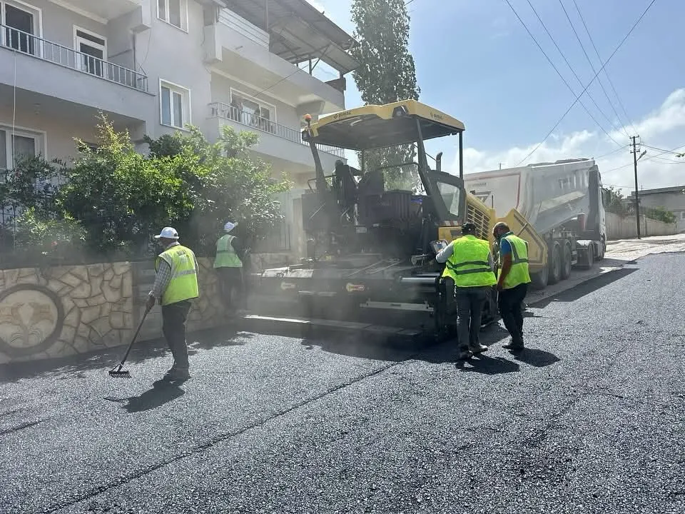 Altınözü’nde Asfalt Yenileme Çalışmaları Devam Ediyor