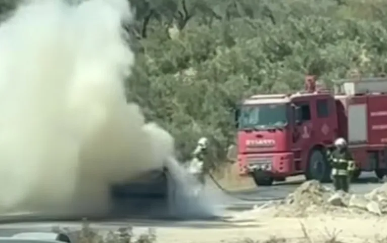 Altınözü’nde Seyir Halindeki Otomobil Alev Aldı