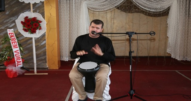 ENGELLİ SANATÇI BİLAL GÖRGEN SAHNE ALDI