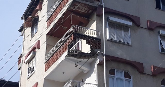 HATAY`DA  ÜÇÜNCÜ KATTAN TAŞ DÜŞTÜ